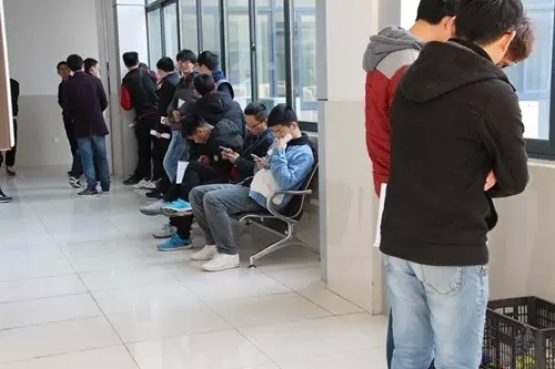 應聘者在走廊等候進場