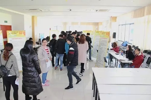 應聘者陸續進場