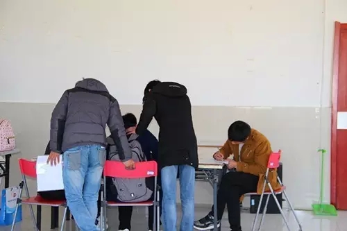 應聘者正在填寫簡歷